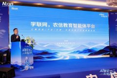 操做人员通过曲不雅简单的